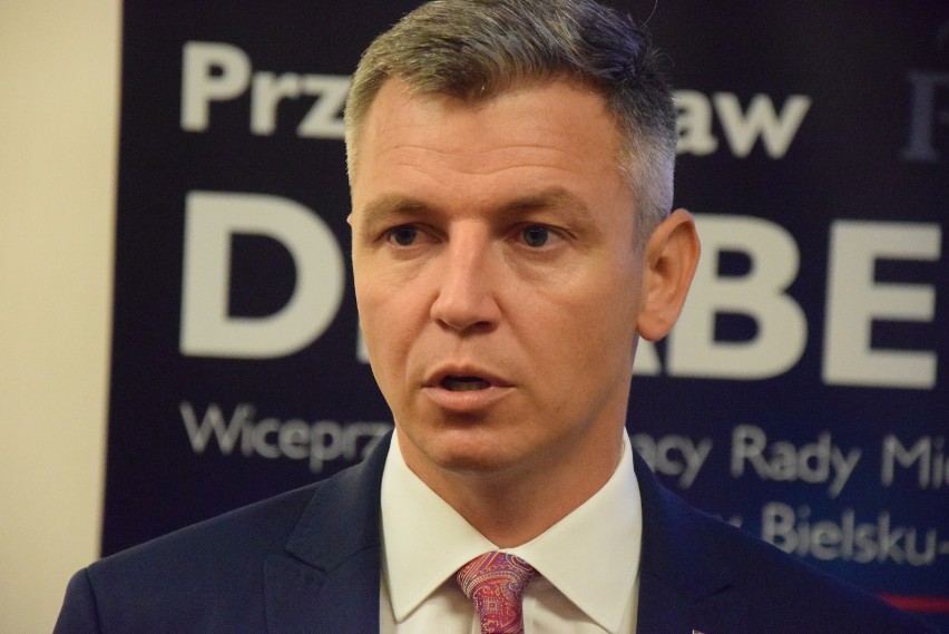 Przemysław Drabek ma 38 lat. Startuje z ramienia Prawa i...