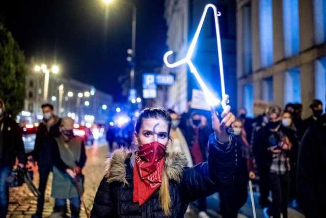 Wieczorem 21 października kilkaset osób protestowało w Poznaniu przeciwko wyrokowi Trybunału Konstytucyjnego, zakazującemu przerywania ciąży ze względu na wady płodu.

Zobacz zdjęcia --->

ZOBACZ TEŻ: Warszawa: Nocny protest kobiet przeciwko zakazowi aborcji [ZDJĘCIA] Dom Jarosława Kaczyńskiego otoczony, policja użyła gazu łzawiącego