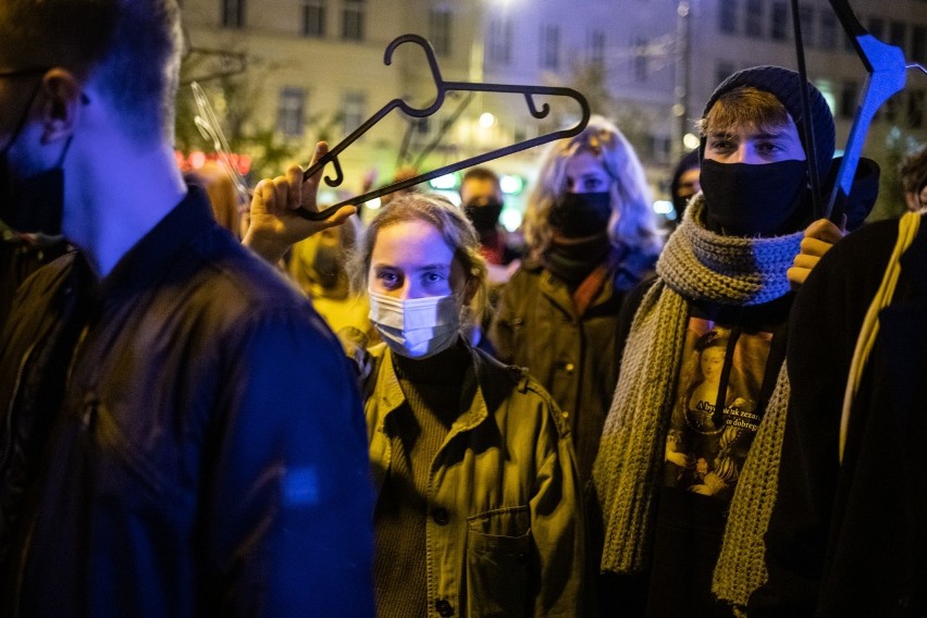 Wieczorem 21 października kilkaset osób protestowało w...