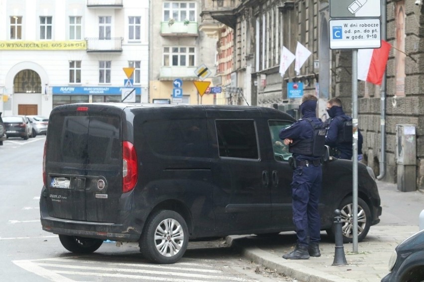 Wrocław. Dramat na ul. Rejtana. Mężczyzna wyskoczył z okna i spadł na zaparkowane pod kamienicą auto