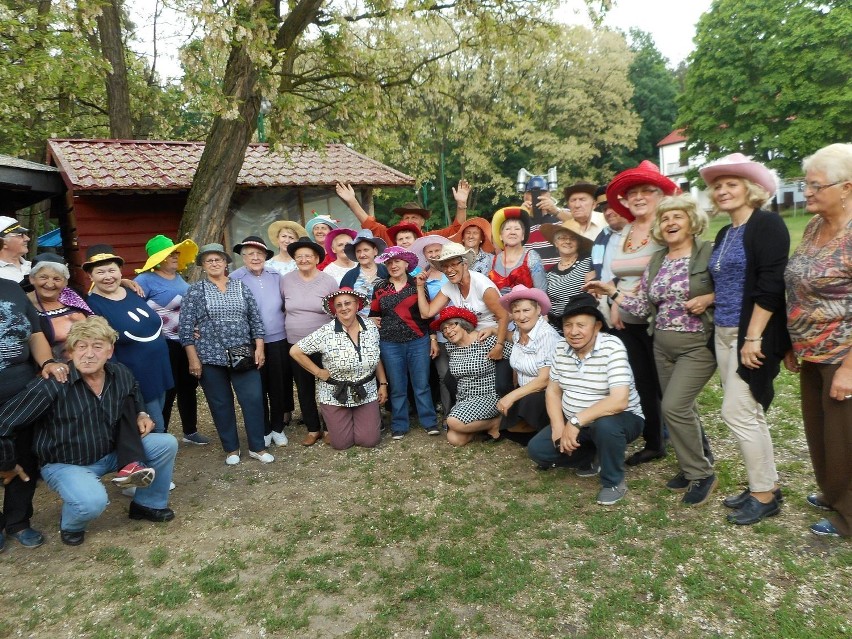 Klub Seniora Przyjaźń bawił się na grillu w Budach...