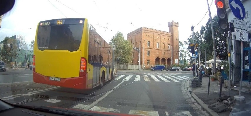 Wrocław. Na pełnym gazie, na czerwonym świetle przez skrzyżowanie. Zobacz rajd kierowcy autobusu MPK (FILM)