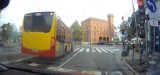 Wrocław. Na pełnym gazie, na czerwonym świetle przez skrzyżowanie. Zobacz rajd kierowcy autobusu MPK (FILM)