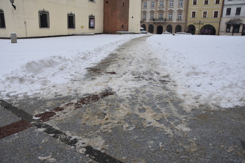 Tarnów. Rynek jak ślizgawka. Przechodnie tracą równowagę na nowej nawierzchni. Drogowcy to poprawią, ale na wiosnę [ZDJĘCIA]