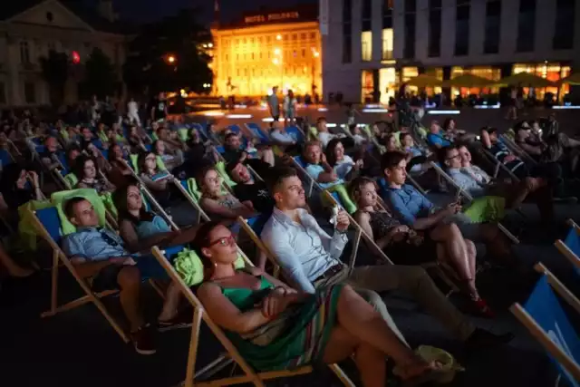 Kino plenerowe „Biznes Klasyk”

Ożyją także bulwary na Grzegórzkach: kino plenerowe „Biznes Klasyk” jest bowiem organizowane na PrzyStani na Plaży (Bulwar Kurlandzki, przy moście Kotlarskim). Przez lipiec i sierpień w co drugi piątek o 21.00 krakowianie będą relaksować się na leżakach, oglądając wciągające historie ze świata wielkiego biznesu i polityki, wybrane przez Wyższą Szkołę Zarządzania i Bankowości. Jakich tytułów się spodziewać? 13 lipca – „Jestem bogiem”, 27 lipca – „Strategia mistrza”, 10 sierpnia – „Grace księżna Monako”, 24 sierpnia – „Żelazna Dama”. Więcej szczegółów na profilu WSZiB i wydarzeniu "Biznes Klasyk – kino plenerowe nad Wisłą" na Facebooku.