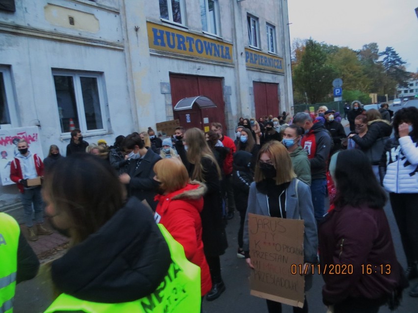 W Tomaszowie odbył się kolejny protest ws. wyroku Trybunału Konstytucyjnego [ZDJĘCIA, FILM]