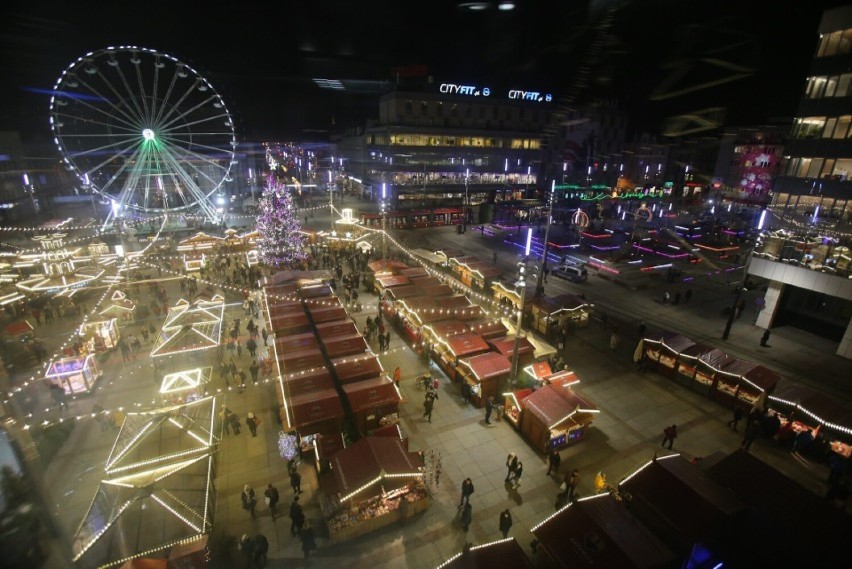 Katowice. Choinka na Rynku rozbłysła milionem światełek. Jest magicznie! Zobaczcie zdjęcia