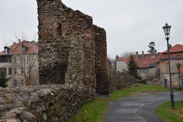 Z dokumentacji przetargowej wynika, że większość prac objętych zamówieniem powinna zostać wykonana pod nadzorem konserwatorskim, architektonicznym i archeologicznym w uzgodnieniu z przedstawicielem Lubuskiego Wojewódzkiego Konserwatora Zabytków. A to może mieć duży wpływ na termin wykonania zamówienia.