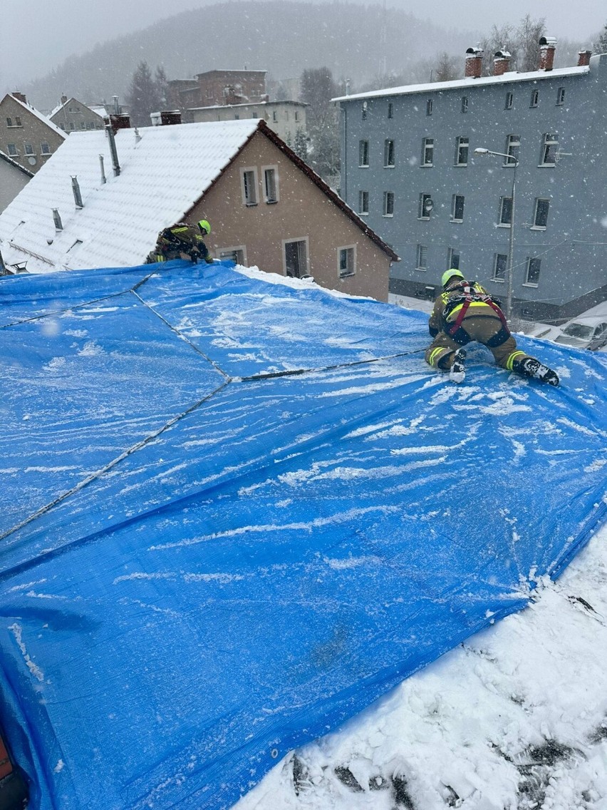 Strażacy z OSP Boguszów interweniowali przy zerwanym dachu