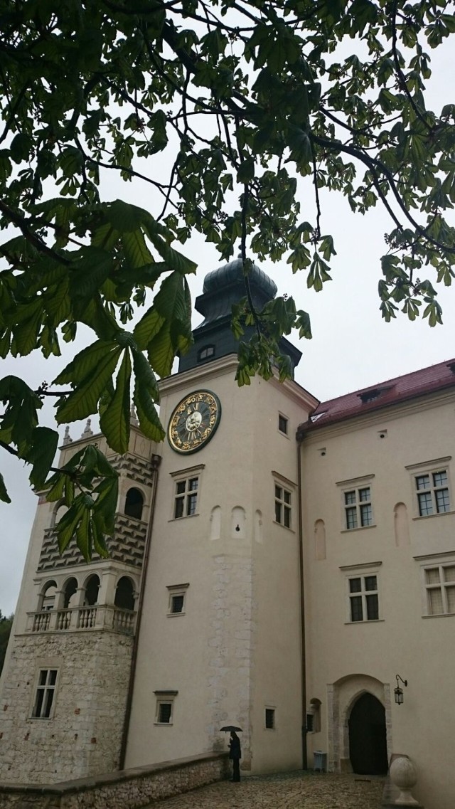 Zamek w Pieskowej Skale po remoncie 
Informacje o na http://pieskowaskala.eu