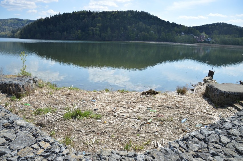 Wytrzyszczka-Czchów. Niski poziom wody w Jeziorze Czchowskim odsłonił mnóstwo śmieci - stare opony, a nawet odkurzacz [ZDJĘCIA]