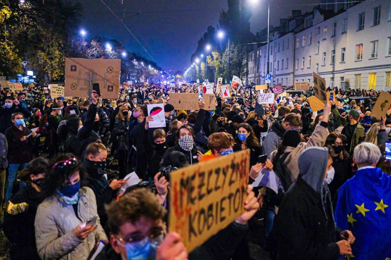 Strajk Kobiet, Warszawa. Protest pod domem Jarosława Kaczyńskiego. Kobiety  nie odpuszczają. "To jest wojna" | Warszawa Nasze Miasto