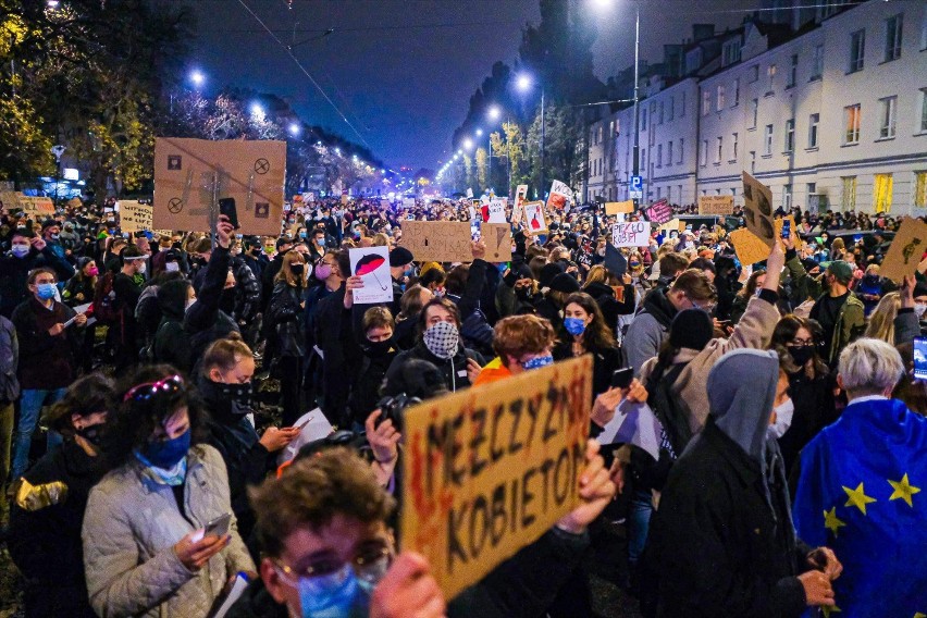 Strajk Kobiet, Warszawa. Trwa protest pod domem Jarosława Kaczyńskiego. Kobiety nie odpuszczają. "To jest wojna"
