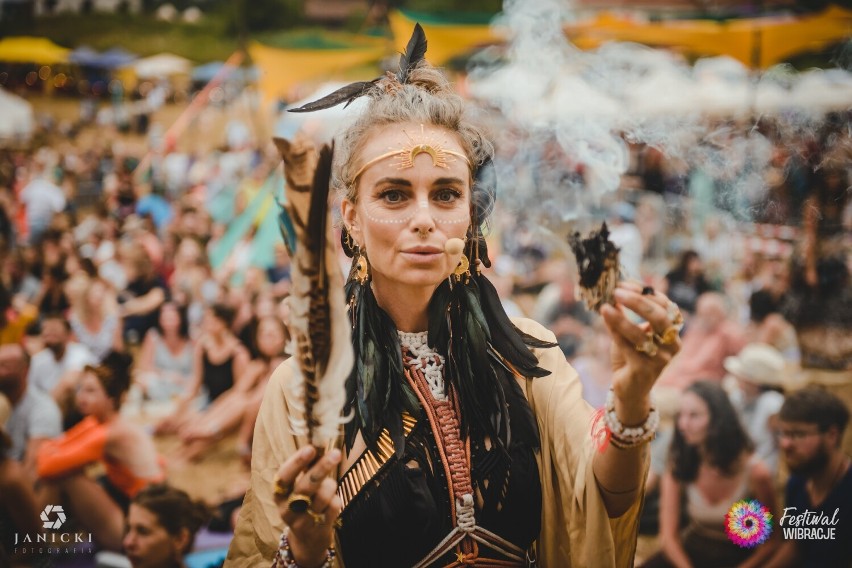 Etno szamańskie brzmienia, transowy extatic dance i historia o czeskiej ayahuasce  Festiwal Wibracje, czyli rzecz o wolności