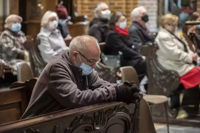 Od soboty 17 października Poznań i powiat poznański znalazły się w czerwonej strefie. W związku z tym w kościołach obowiązuje limit jednej osoby na 7 m kw. W archidiecezji poznańskiej zalecono, aby księża byli w maseczkach i dezynfekowali ręce podczas mszy, szczególnie przed podawaniem komunii. Nowe obostrzenia nie wystraszyły wiernych, którzy przyszli do poznańskich kościołów.

Zdjęcia --->


