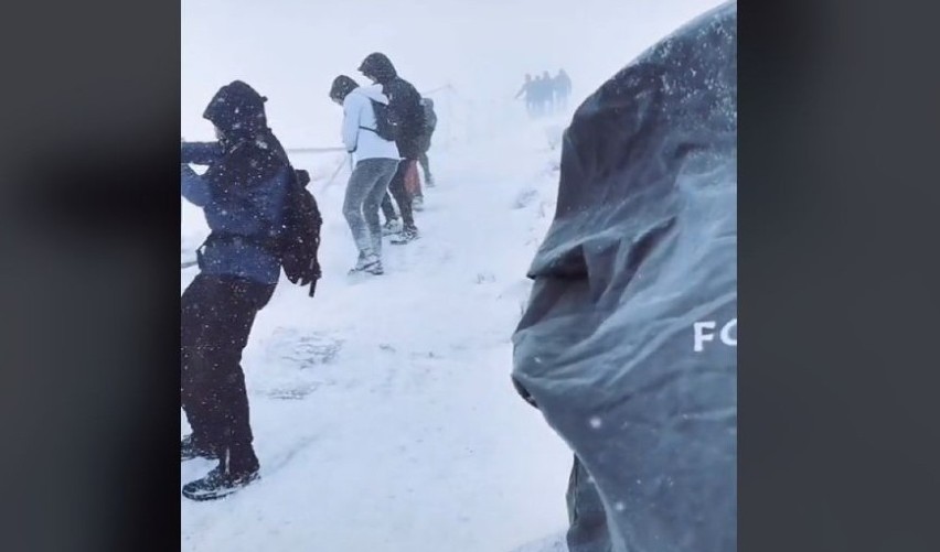 Tak "niedzielni turyści" zdobywali Śnieżkę. Wybrali się w góry zimą, jak na spacerek po mieście [FILM, ZDJĘCIA]