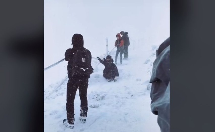 Tak "niedzielni turyści" zdobywali Śnieżkę. Wybrali się w góry zimą, jak na spacerek po mieście [FILM, ZDJĘCIA]