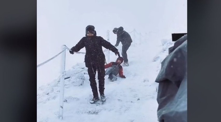 Tak "niedzielni turyści" zdobywali Śnieżkę. Wybrali się w góry zimą, jak na spacerek po mieście [FILM, ZDJĘCIA]