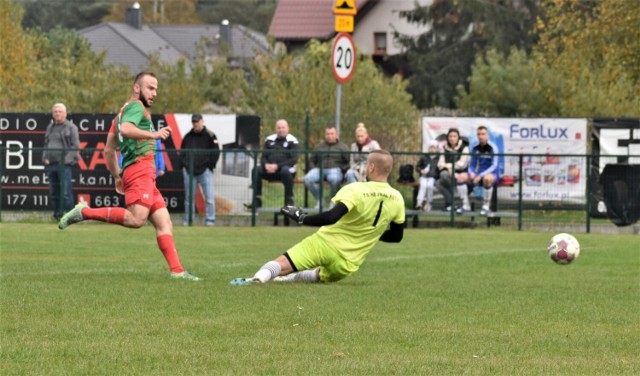 KO Oświęcim: LKS Gorzów - Hejnał Kęty 5:2. Na zdjęciu: Artur Molenda strzela swoją drugą bramkę w meczu przeciwko kęczanom