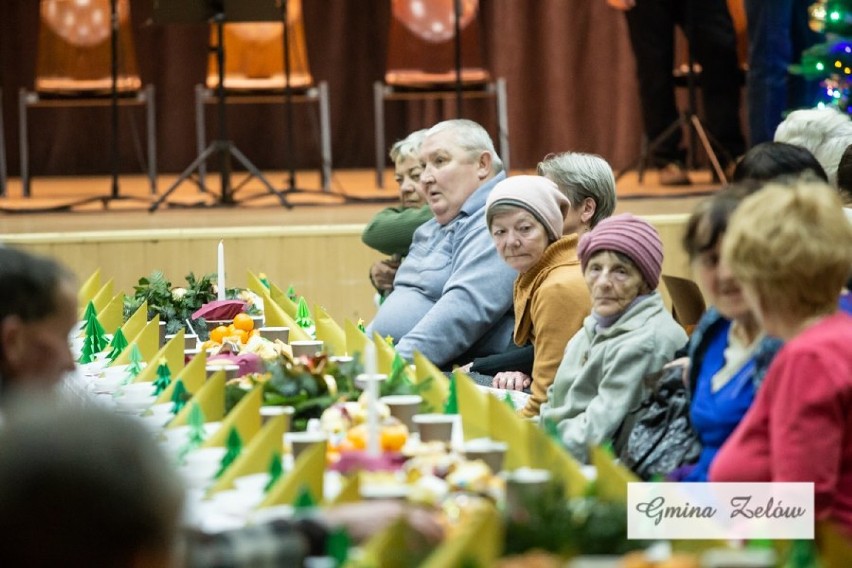 Na uroczystą wieczerzę dotarło wielu starszych i samotnych...