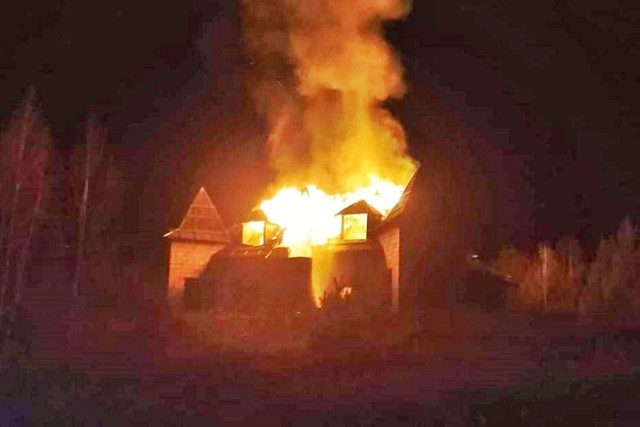 Ponad godzinę trwało gaszenie pożaru budynku, będącego w trakcie budowy, znajdującego się w Rakowcu