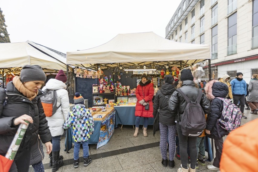 Kolejki w galeriach: Krakowskiej i Bonarce, korki przed,...