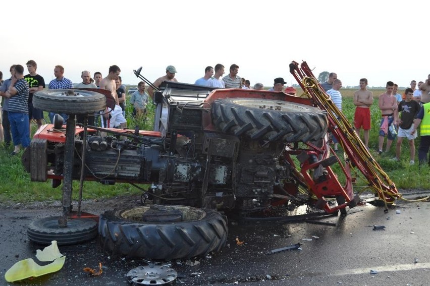 Powiat ostrowski: Trzy osoby ranne w wypadku, w tym kierowca z Krotoszyna  [ZDJĘCIA]