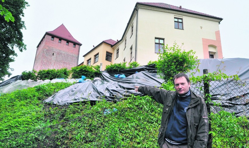 Urzędnicy na zbocze nałożyli folię. Czy to wystarczy -...