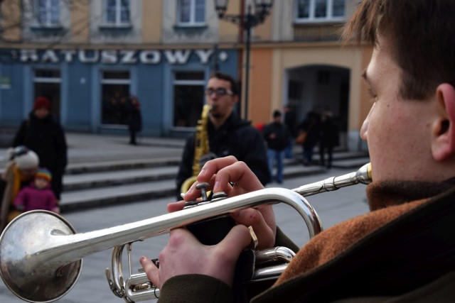 Muzycy grali na instrumentach dętych oraz...miskach.