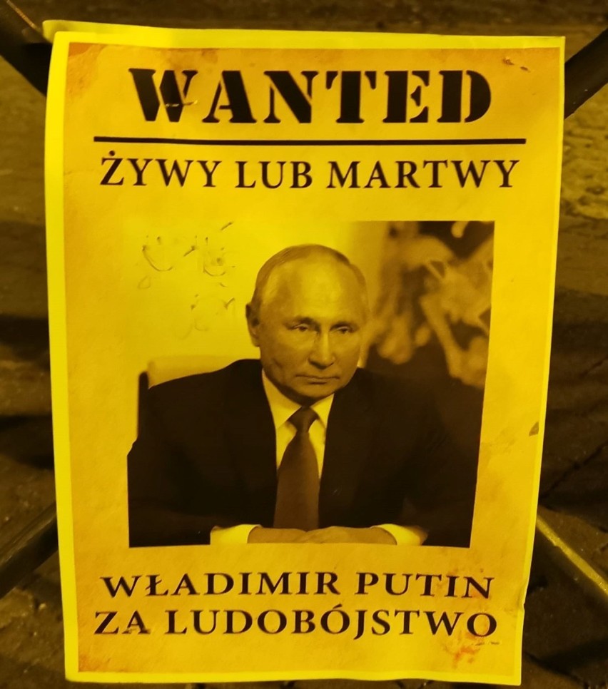 Plakaty o ściganych Władimirze Putinie i Aleksandrze...