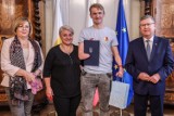 Nowy Targ. Witold Skupień - mistrz i wicemistrz świata w paranarciarstwie biegowym odznaczony Krzyżem Małopolskim 
