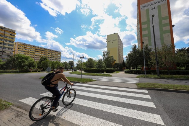 Do tragedii doszło na pasach przy ul. Dziewulskiego w Toruniu, na wysokości wieżowca numer 34. Potrącona przez samochód na przejściu dla pieszych 81-letnia torunianka zmarła. Kierowca uciekł i zamierzał dostać się autokarem do Belgii. Policjanci jednak obcokrajowca sprawnie namierzyli...