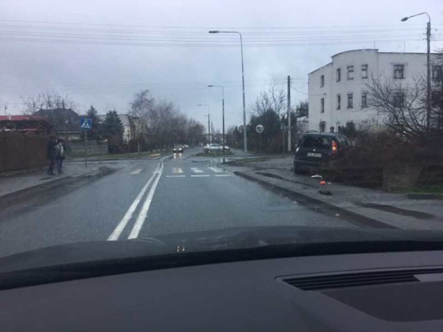 To auto wylądowało na chodniku