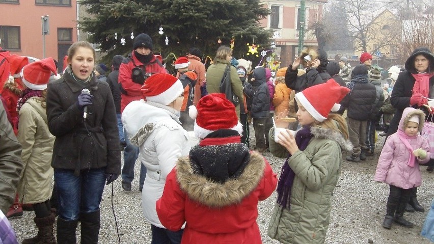 O świąteczny nastrój zadbały solistki, uczennice II klasy...