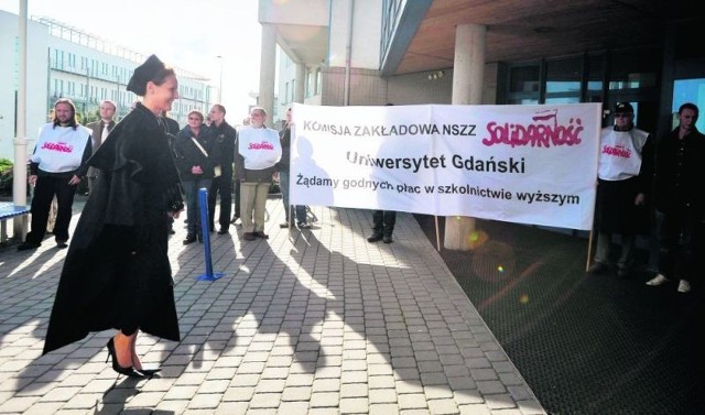 Inauguracja odbyła się w cieniu protestu pracowników uczelni domagających się podwyżki