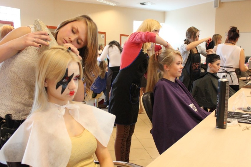Uczestnicy wykonywali fryzury konkursowe wraz z...