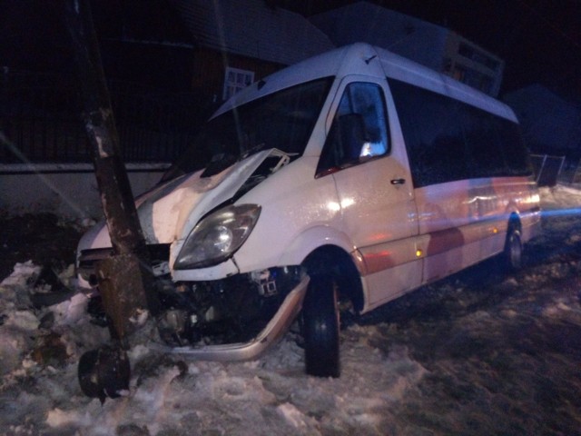 Do groźnie wyglądającego wypadku busa w Zawadzie pod Częstochową doszło w nocy z wtorku na środę.