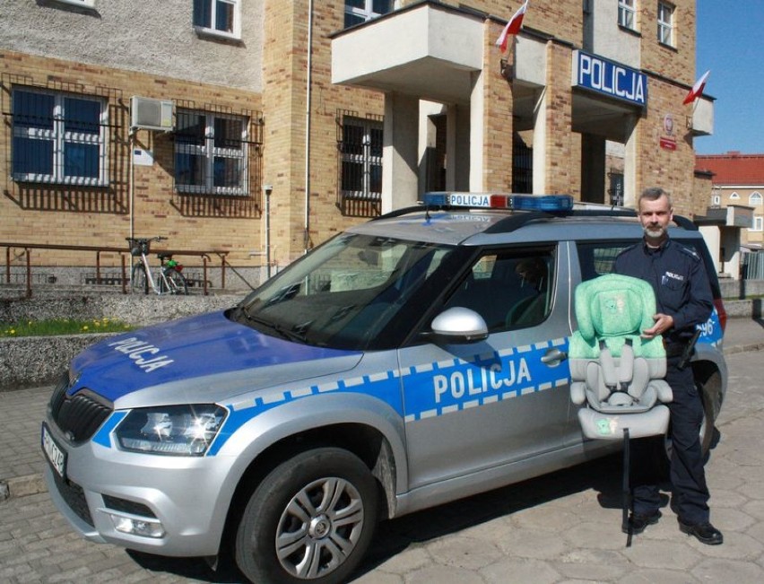 Malbork. Joannici podarowali policji fotelik do przewozu dzieci