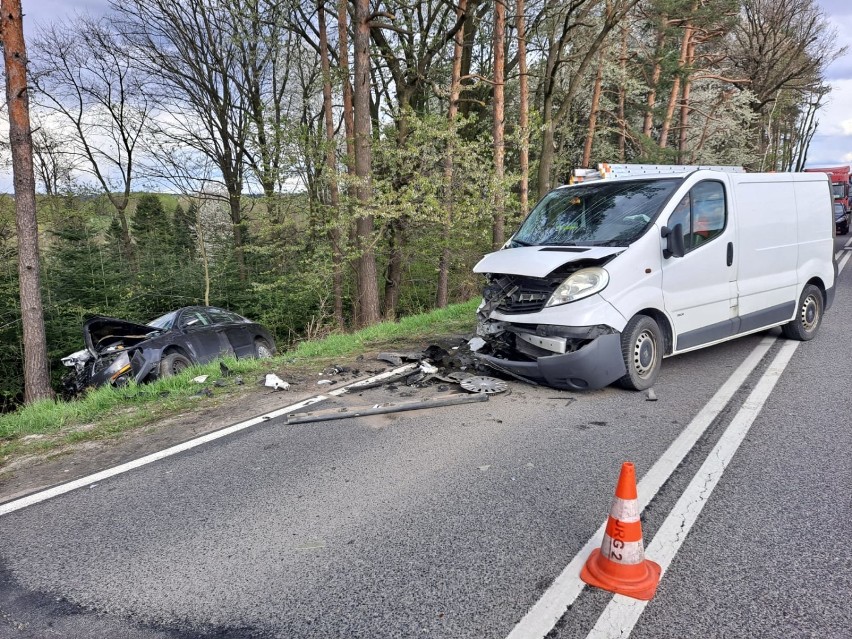 Na DW 977 zderzyły się czołowo volkswagen passat i opel...