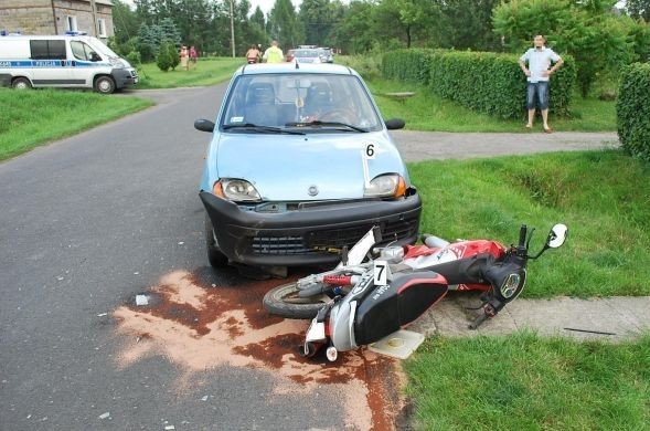 W miejscowości Kopki wykoleiło się 13 wagonów pociągu towarowego

Podczas wypadku w Olchowej, samochód osobowy uderzył w motorower.  25-letnia kobieta kierująca jednośladem przebywa została przewieziona do szpitala.
19 czerwca, po godz. 16. w Olchowej, policjanci prowadzili oględziny miejsca wypadku drogowego. Ze wstępnych ustaleń funkcjona