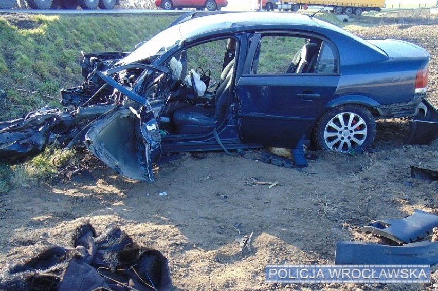 Wałbrzyscy policjanci byli świadkami groźnego wypadku. Pomogli uwięzionej w samochodzie kobiecie!