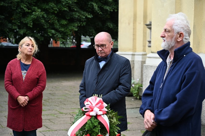 Kwiaty pod tablicą „Solidarności” na Murze Pamięci złożyli działacze dawnej "Solidarności" oraz przedstawiciele władz samorządowych