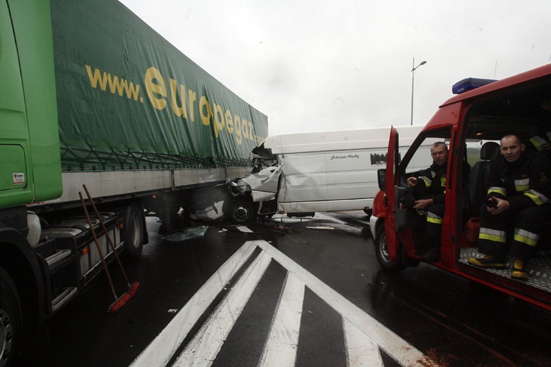 Legnica: Kierowca busa ranny w wypadku (ZDJĘCIA)