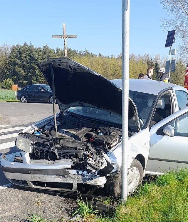 W Drobnicach, gmina Osjaków zderzyły się dwa auta osobowe. Jedna osoba została ranna