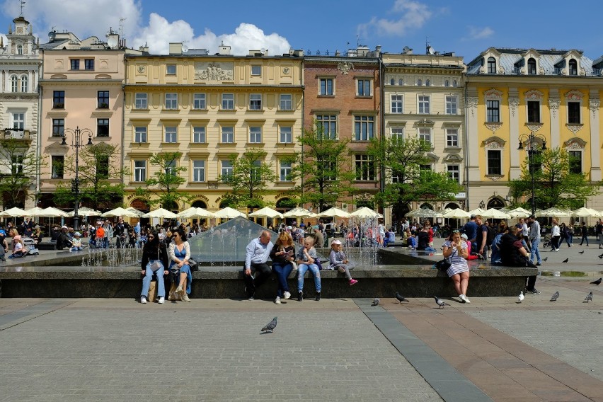 Kraków pierwszy raz wyglądał jak z czasów sprzed pandemii. Ludzie bez maseczek, tłumy na ulicach i w ogródkach [ZDJĘCIA]