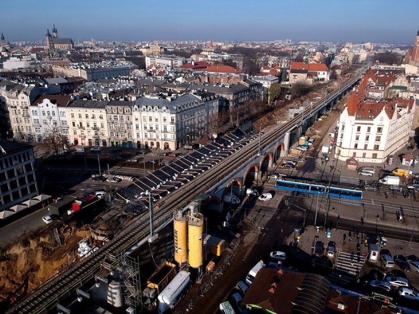 Kraków. Coraz bardziej zaawansowane prace przy budowie estakad kolejowych w centrum [ZDJĘCIA]