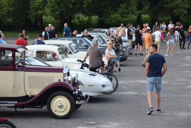 Klasyczna Calisia. Piękne zabytkowe pojazdy zjechały na plac CKiS w Kaliszu