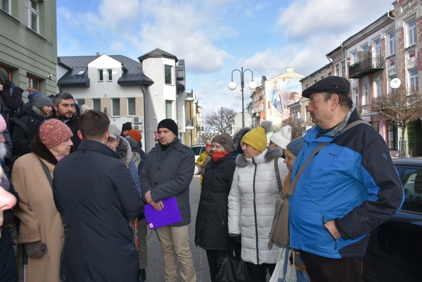 Protest przed chełmskim ratuszem. Nie chcą likwidacji dwóch internatów w Chełmie. Zobacz zdjęcia