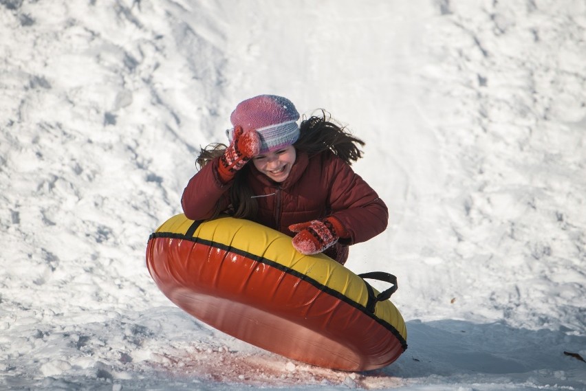 Snowtubing to zabawa polegająca na zjeżdżaniu ze wzniesienia...