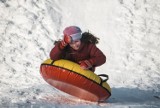 Narty do fruwania, pontony śniegowe, żaglówki lodowe i „tłuste rowery”. Nietypowe sporty i zabawy na zimę dla dzieci i dorosłych